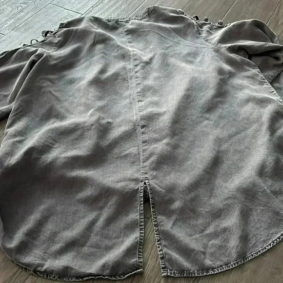 Love & Legend | Grey long sleeve peak a boo shoulder blouse - Picture 10 of 10